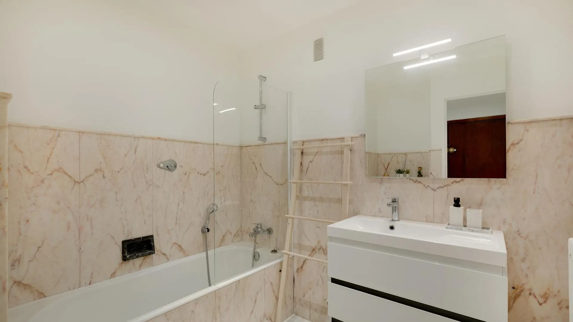 Newly Renovated Charming Downtown Apartment Antibes